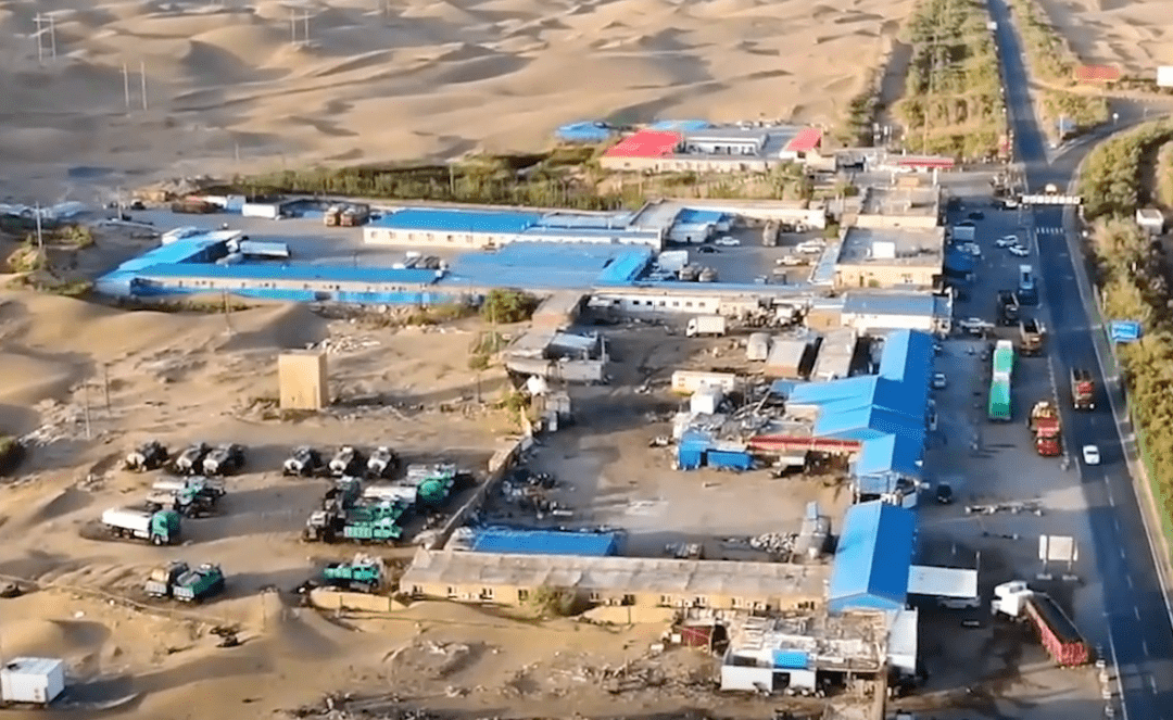 老外不理解但大受震撼,中国在沙漠里建奇迹之镇,两万人在此生活_塔中