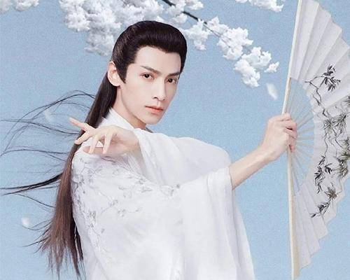 龚俊和罗云熙,同样的白衣摇扇造型,你更喜欢哪一位带给你的感觉_古装