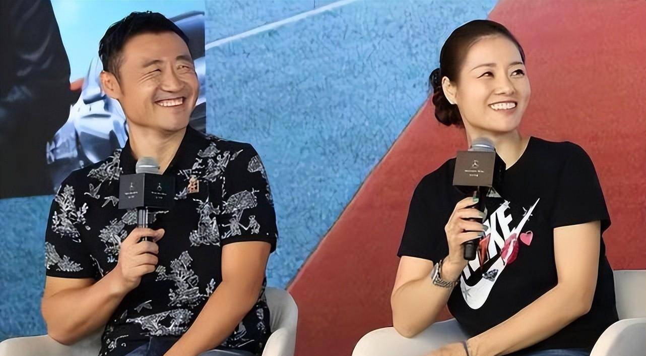 李娜曾经对自己的婚姻多加调侃,说姜山并不是这个世界上最优秀的老公