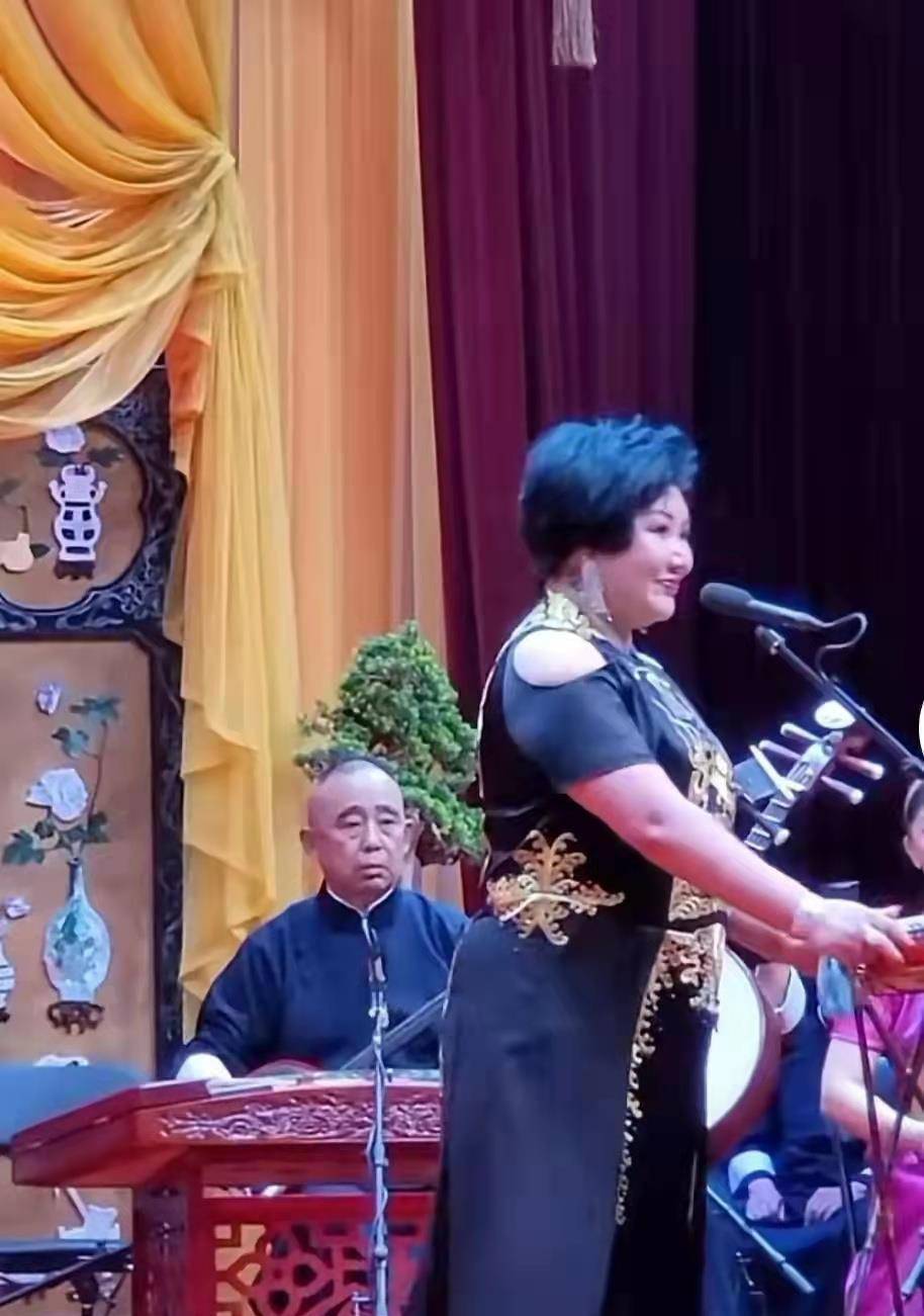 德云社女董事长罕见亲自出山献唱,郭德纲当报幕员,现场气氛高燃_王惠