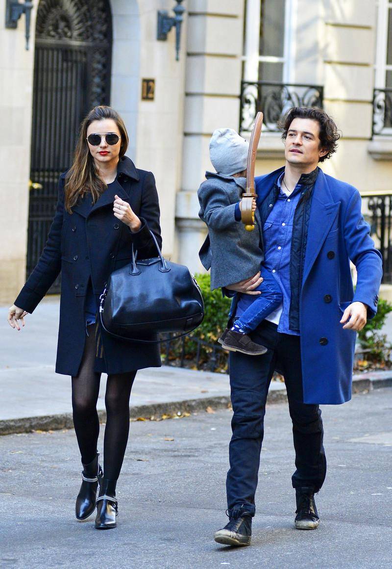 (米兰达与奥兰多·布鲁姆以及他们的儿子在一起.