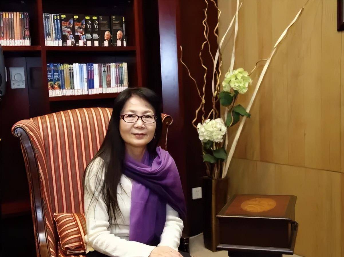 她从花滑运动员到优秀作曲家,在地下室谱出了《渴望》的曲子_雷蕾