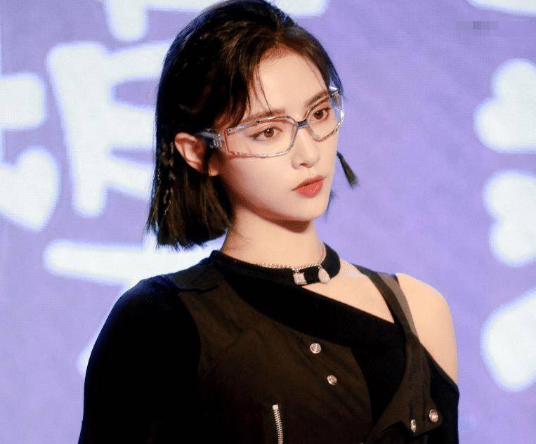 许佳琪发布会生图曝光,离开了美颜和滤镜,这颜值我没看错吧_气质_节目