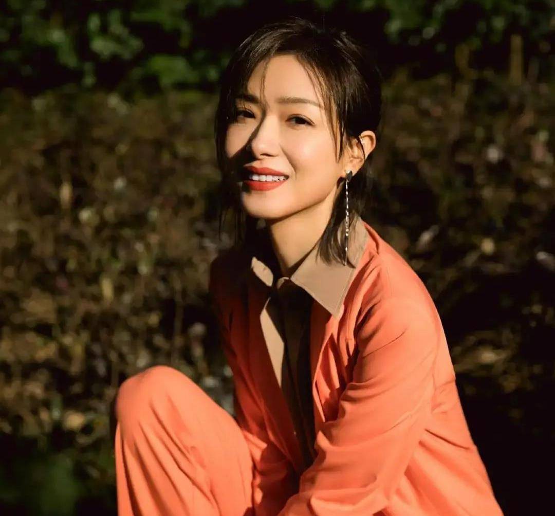 女人"万茜:拒绝潜规则与刘德华拍吻戏,穿龙袍领奖暴露野心_金晨_视频