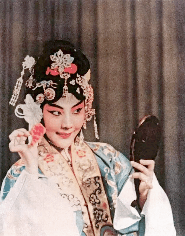 女儿张雏燕转入北京京剧团后,随妈妈到全国各地巡回演出.