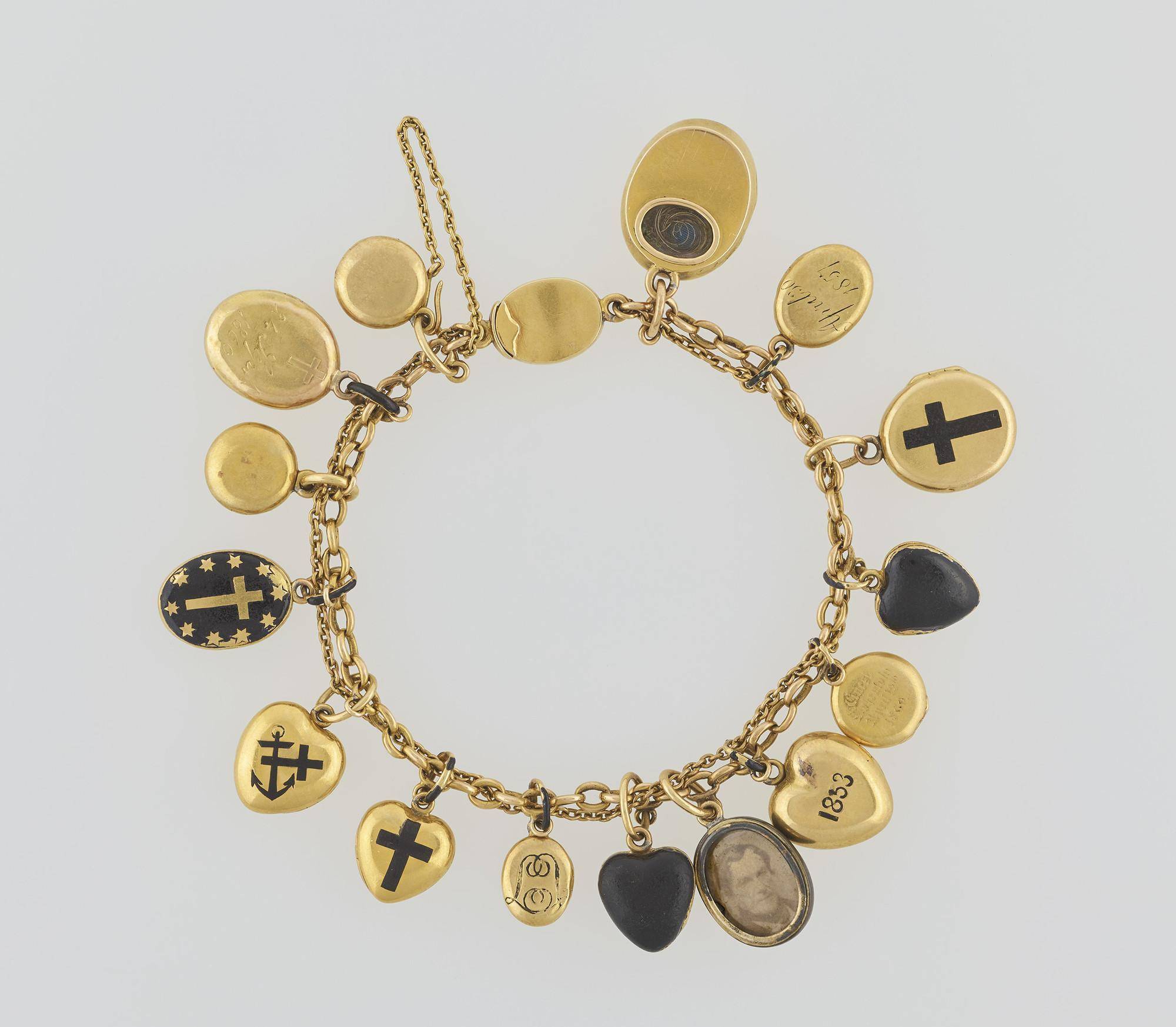 卡米拉也看人下菜碟,给凯特贴心送双c手链,梅根却什么也没有_charm