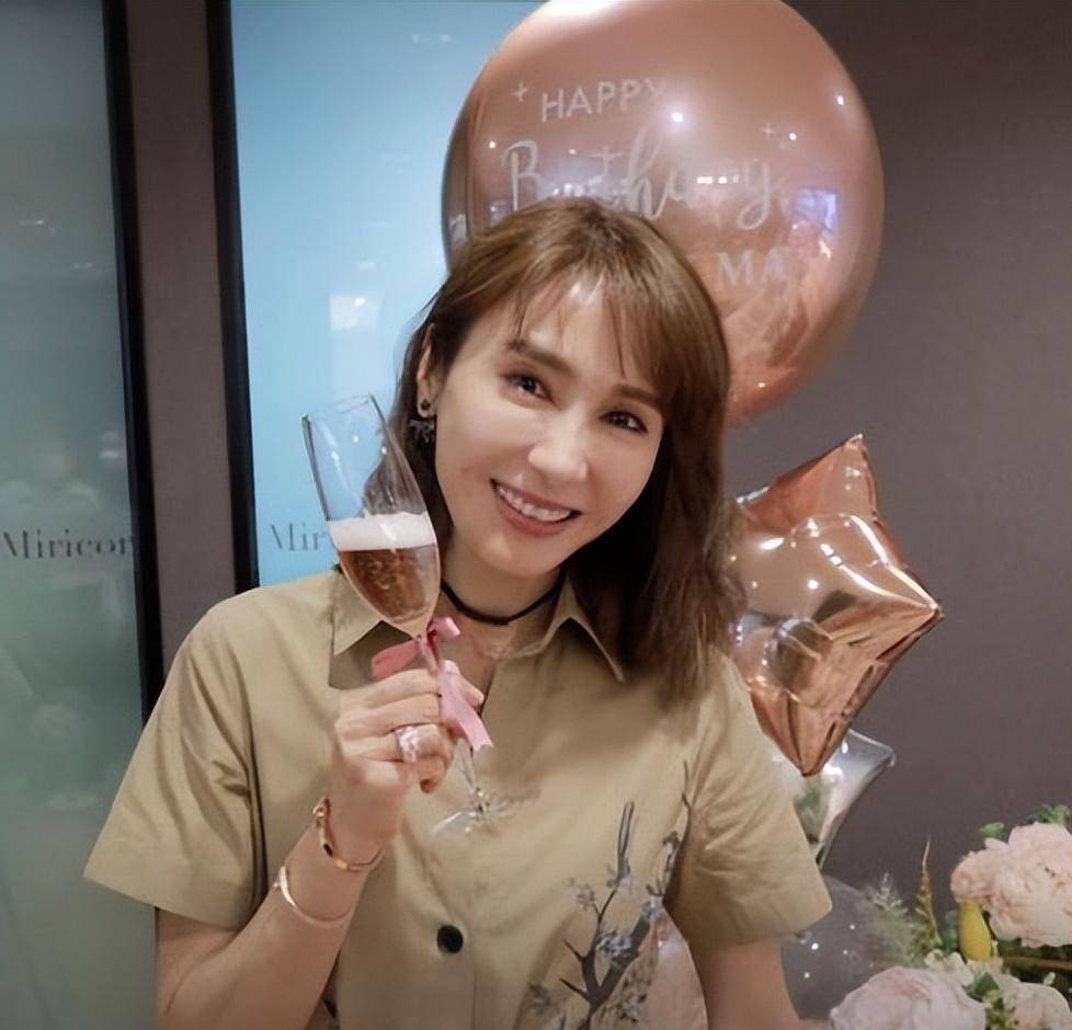 黎姿51岁生日,手拿香槟捧鲜花庆祝,3个女儿送祝福卡片_员工_贺卡_公司