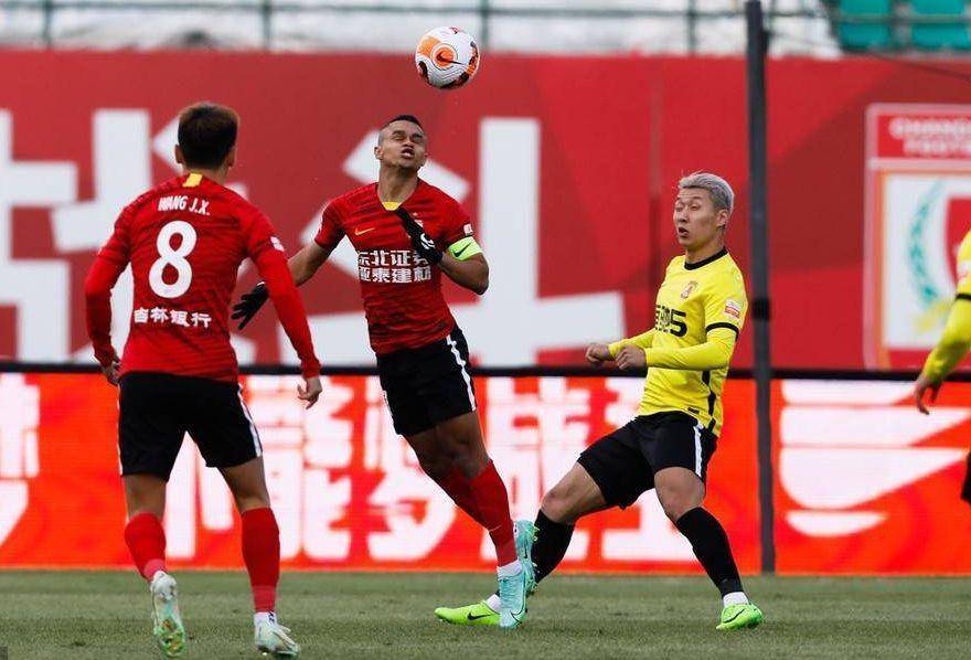 中超:奥克雷失单刀受伤,蒿俊闵屡造险情,长春亚泰0-0战平广州_韦世豪