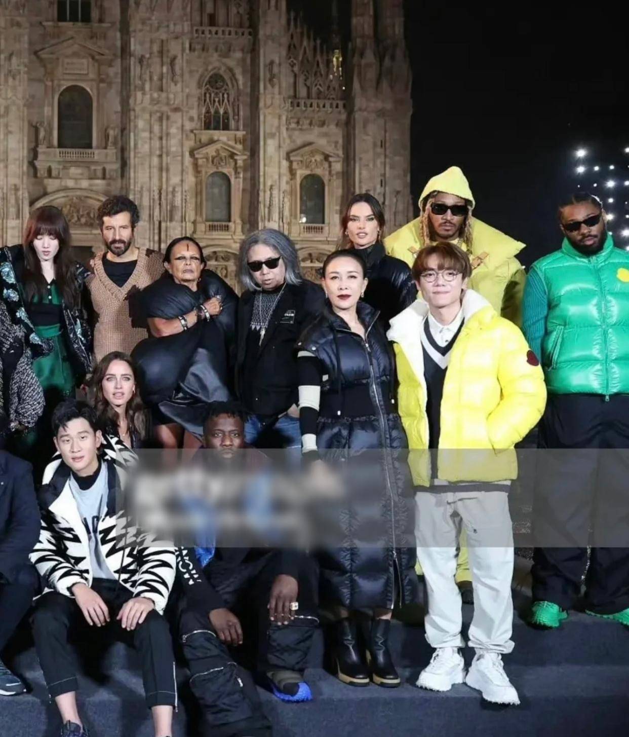 那英久居国外生活惬意,素颜去酒吧太朴素,米兰时装周走秀气场强_女儿