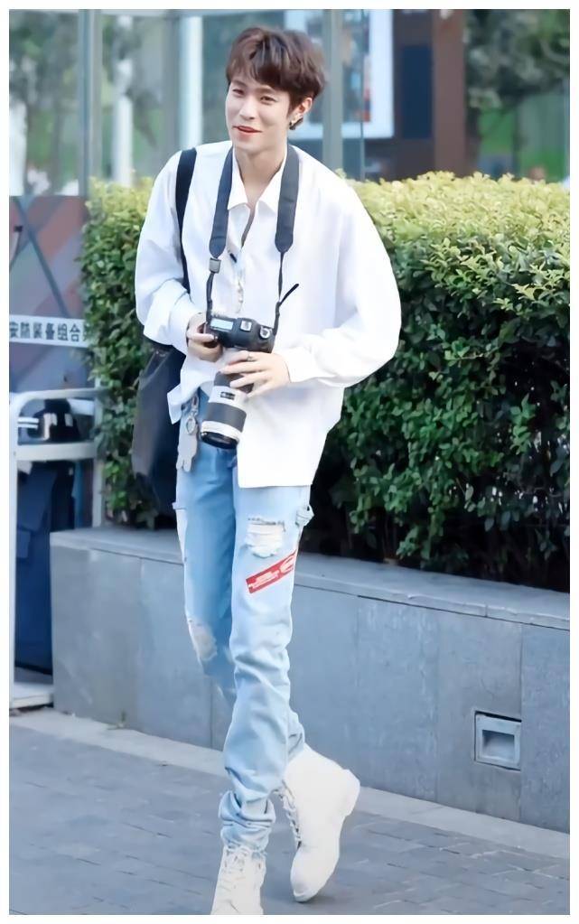 坤音四子岳岳穿白衬衫宛如帅气学长,但他一抬手,形象瞬间崩塌!