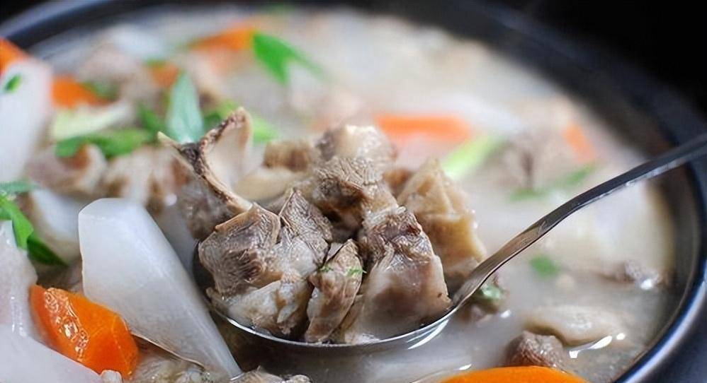 饭店的羊肉汤汤汁奶白,原来放了"三花淡奶",常喝会影响身体吗_添加剂