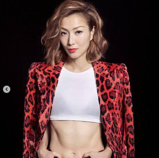 被誉为"梅艳芳接班人",年近50岁郑秀文有如此魅力,我有话说_运动_健身