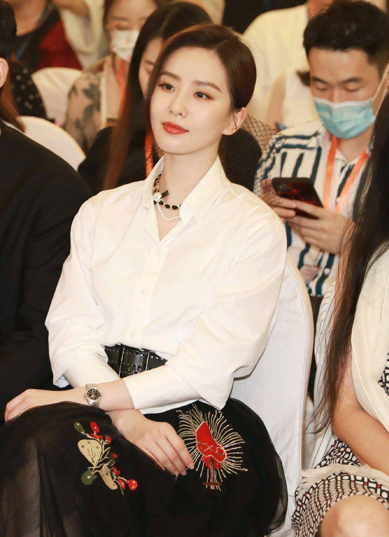 刘诗诗的衣品很出彩,把"烂大街"的白衬衫穿出了高级感,厉害了_白色