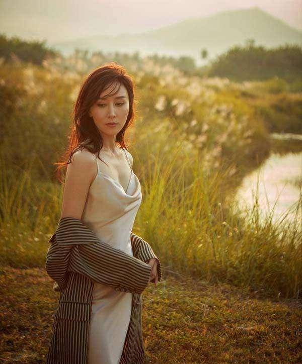 43岁胡静身材真"多肉",穿衬衫裙不系扣拍写真,大秀玉腿香肩_女人