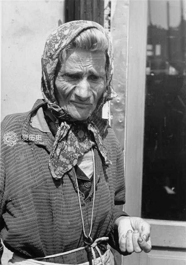 尘封五十年后曝光的二战华沙犹太区妇女艰难生活照