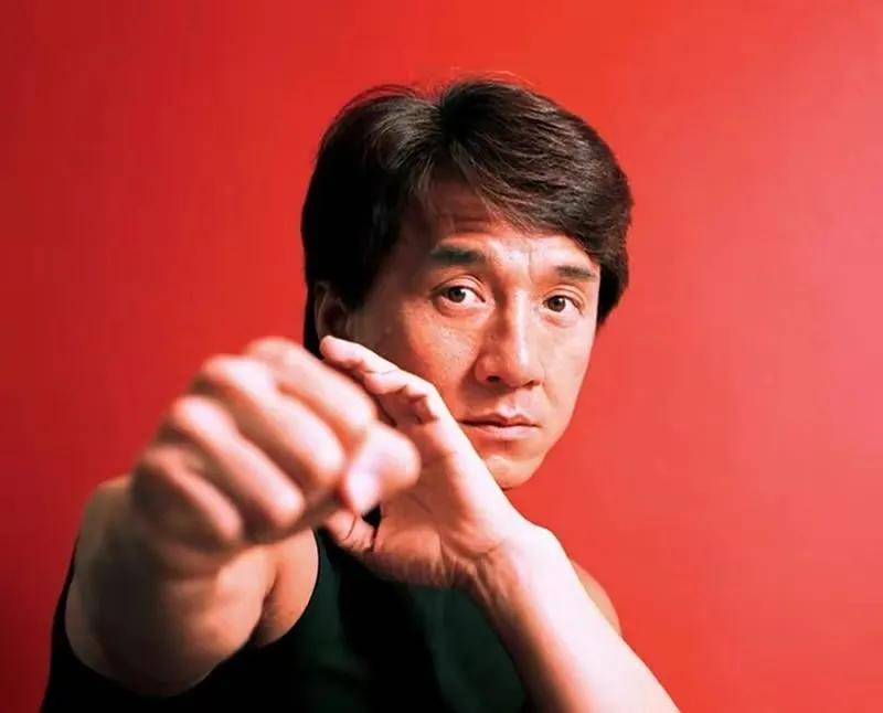 成龙的父亲本名房道龙,后来化名"陈志平".