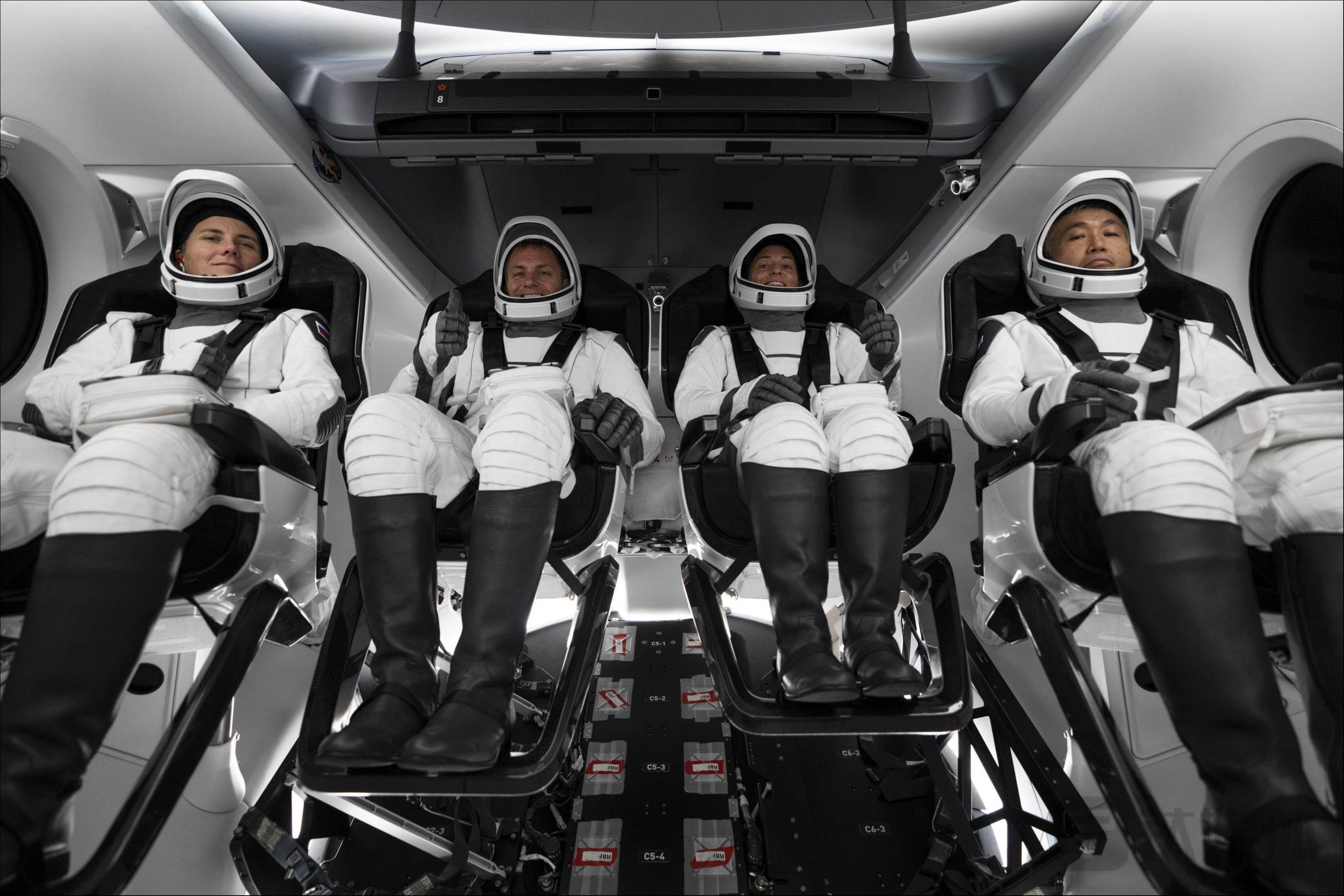 马斯克的spacex成功将首位俄罗斯宇航员送入太空|钛快讯_龙飞船载美日