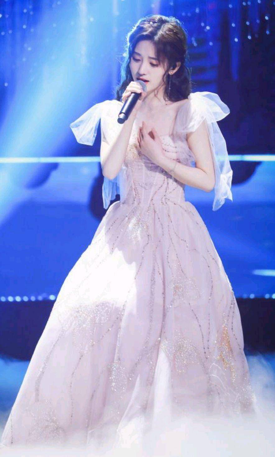 来不及化凤眼妆卷大波浪,鞠婧祎回归女团形象,意外好戳我_造型_时尚