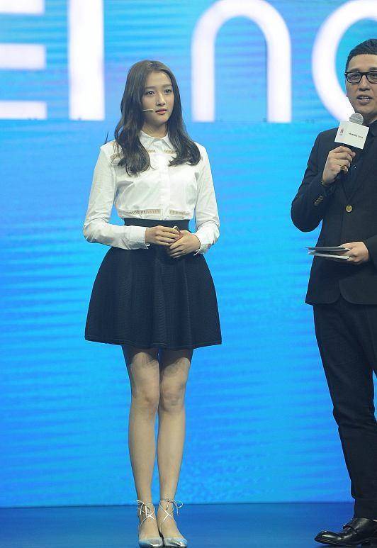 关晓彤和张天爱都有双大长腿,穿短款服装真好看,还是白点更惹眼_衬衫