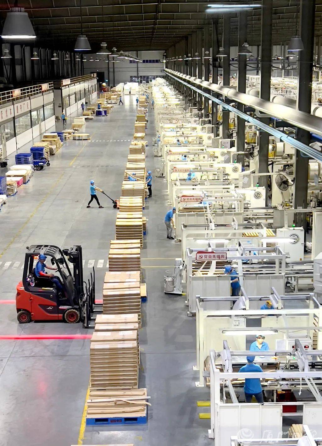 的玻璃远远就听到机床作业声记者走进保沣实业制盖生产车间昨日冲压