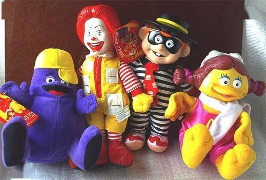 物一共有四个分别是麦当劳叔叔,汉堡神偷,奶昔大叔和大鸟姐姐(小飞飞)