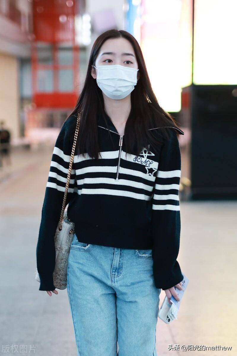 邓恩熙针织上衣牛仔裤现身机场长 发披肩温柔尽显_北京_长发_机场