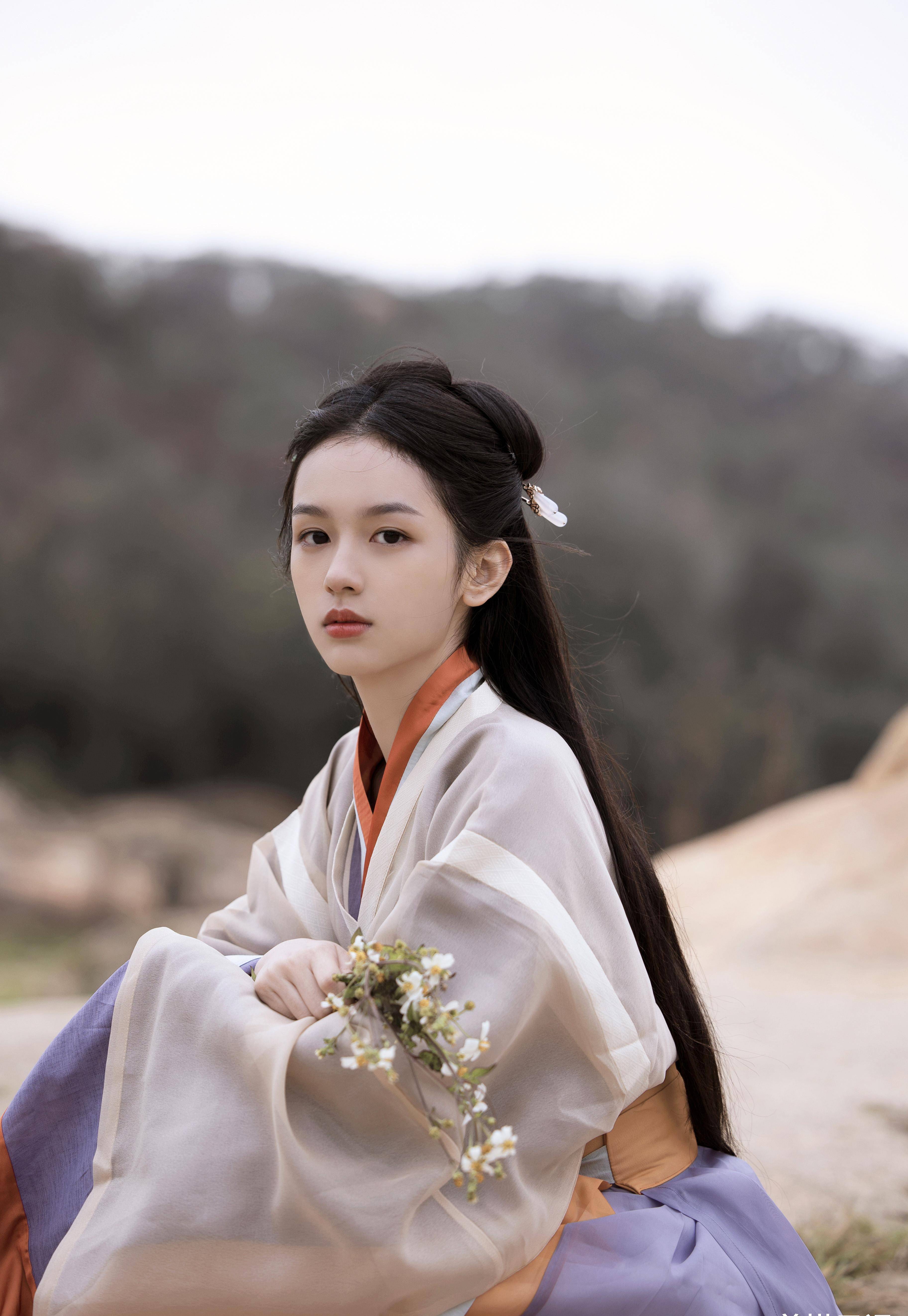 周也最新造型:身穿藕荷色与橙黄色撞色古风连衣裙,搭配素净的黑长直