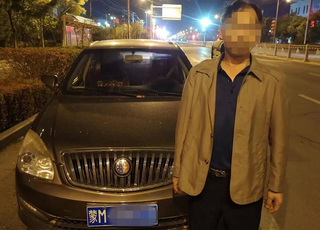 0410月02日00时17分,胡某酒后驾驶蒙m号牌小型轿车,沿阿左旗巴彦浩特