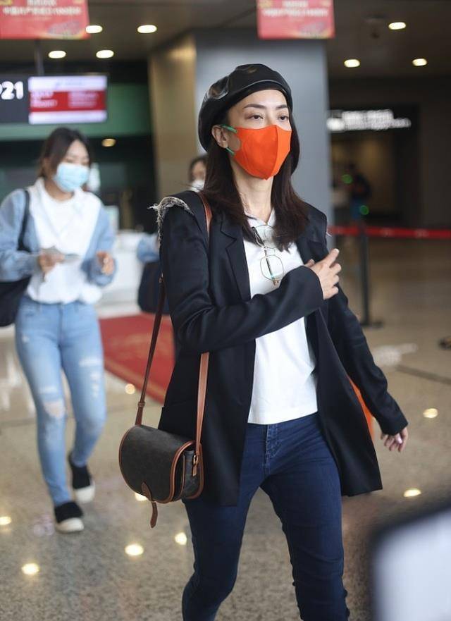 霍汶希真的美出圈,穿绿夹克配牛仔裤走机场,颜值气质媲美大明星_色彩