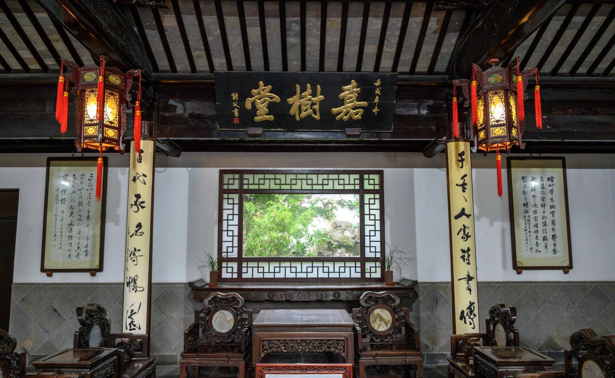 不得不提的是,康熙与乾隆两位帝王曾六次南巡,每次都会到寄畅园来,在