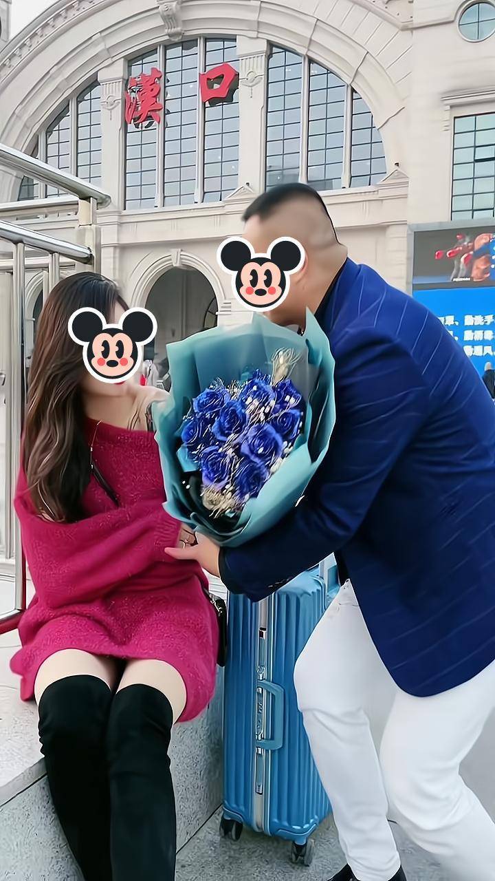 女友,见对方被冻得发抖,贴心地将自己外套披在她身上_男友_女子_衣服