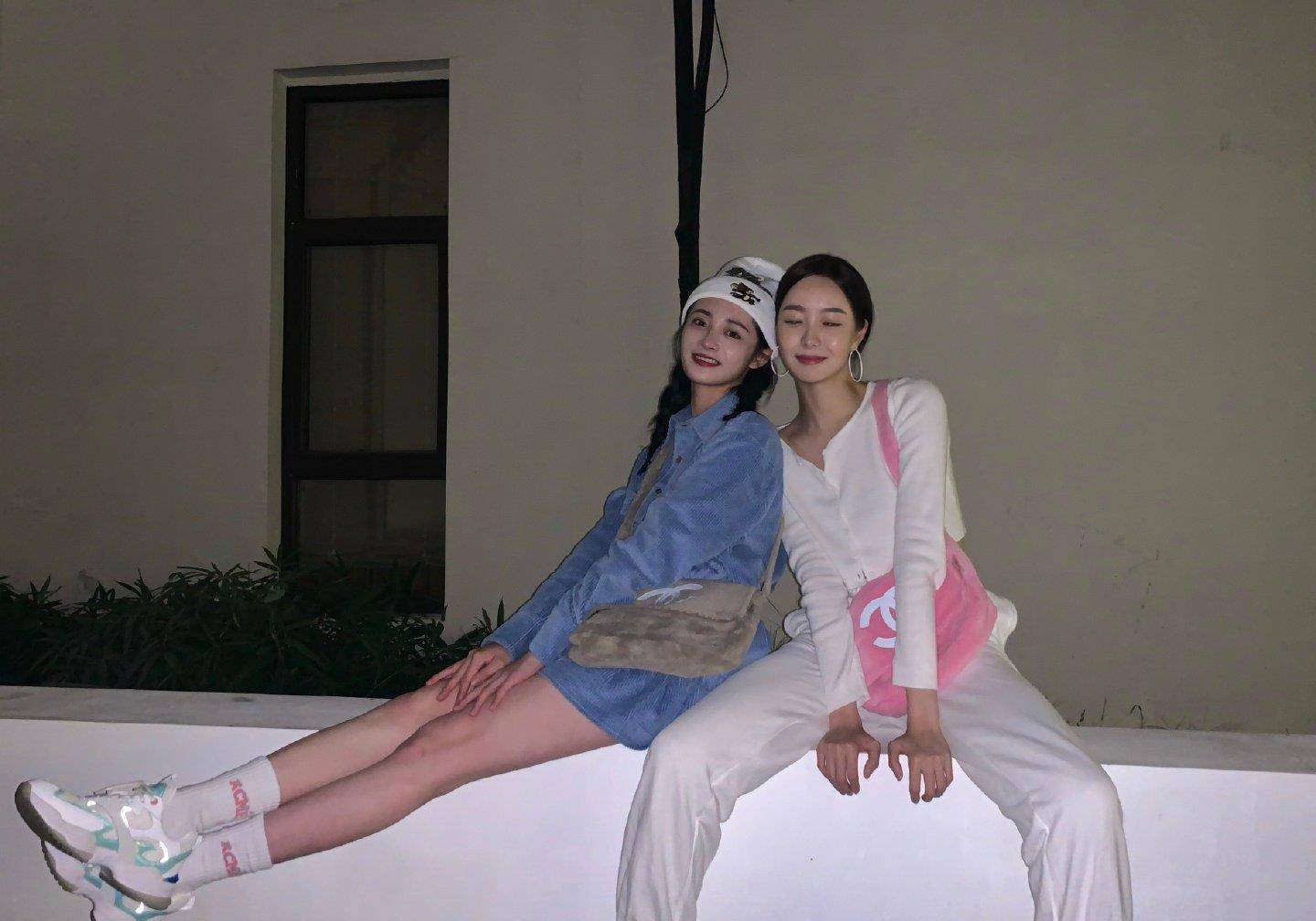 周洁琼陪闺蜜逛街晒照,又是满屏大长腿,"姐妹包"好甜蜜啊_赵尧珂_包包