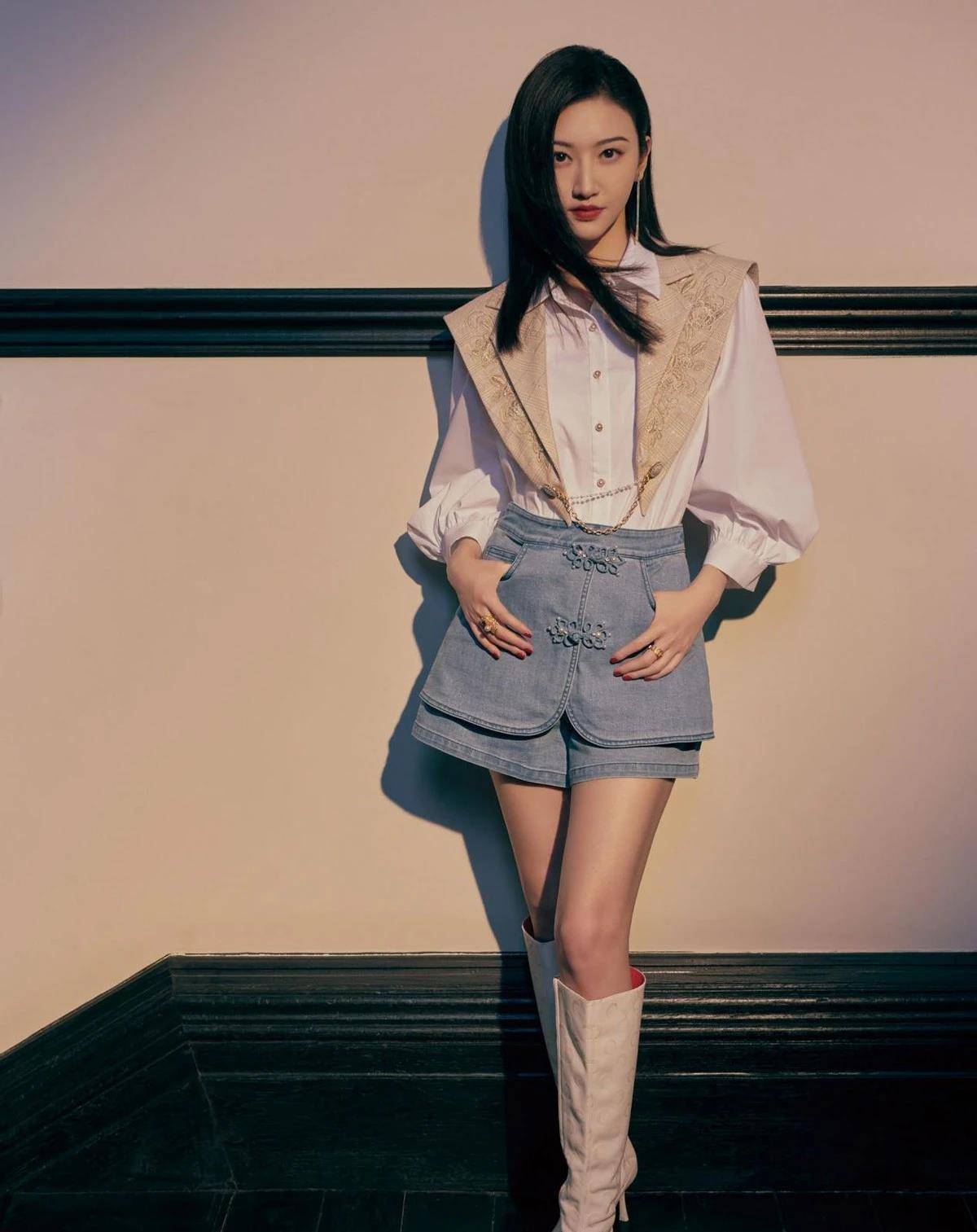 早秋来袭,景甜针织外套搭配牛仔裤,衣品天成!_女生_时尚_短裙