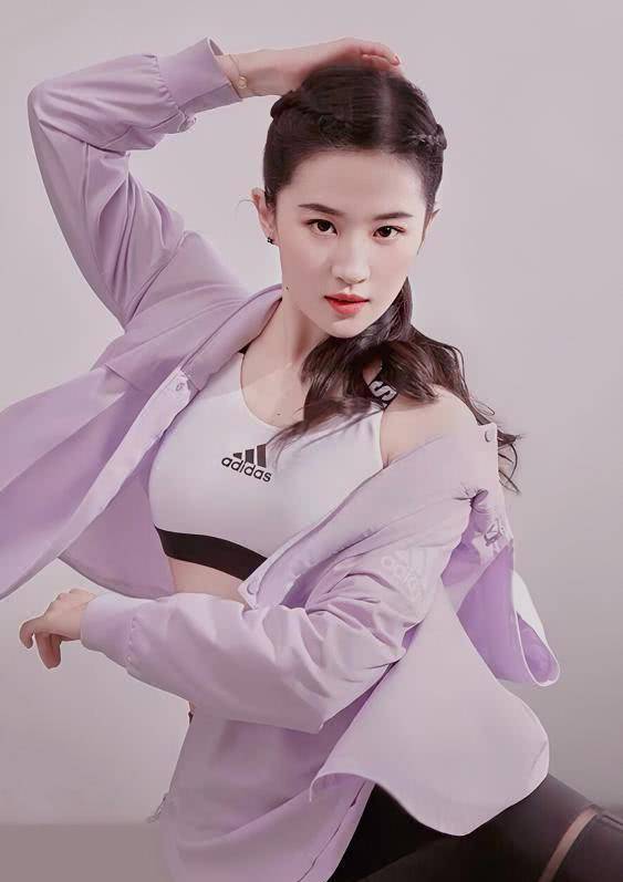 刘亦菲果然是仙女,一袭粉t配短裤少女感爆棚,一双美腿白到发光_运动