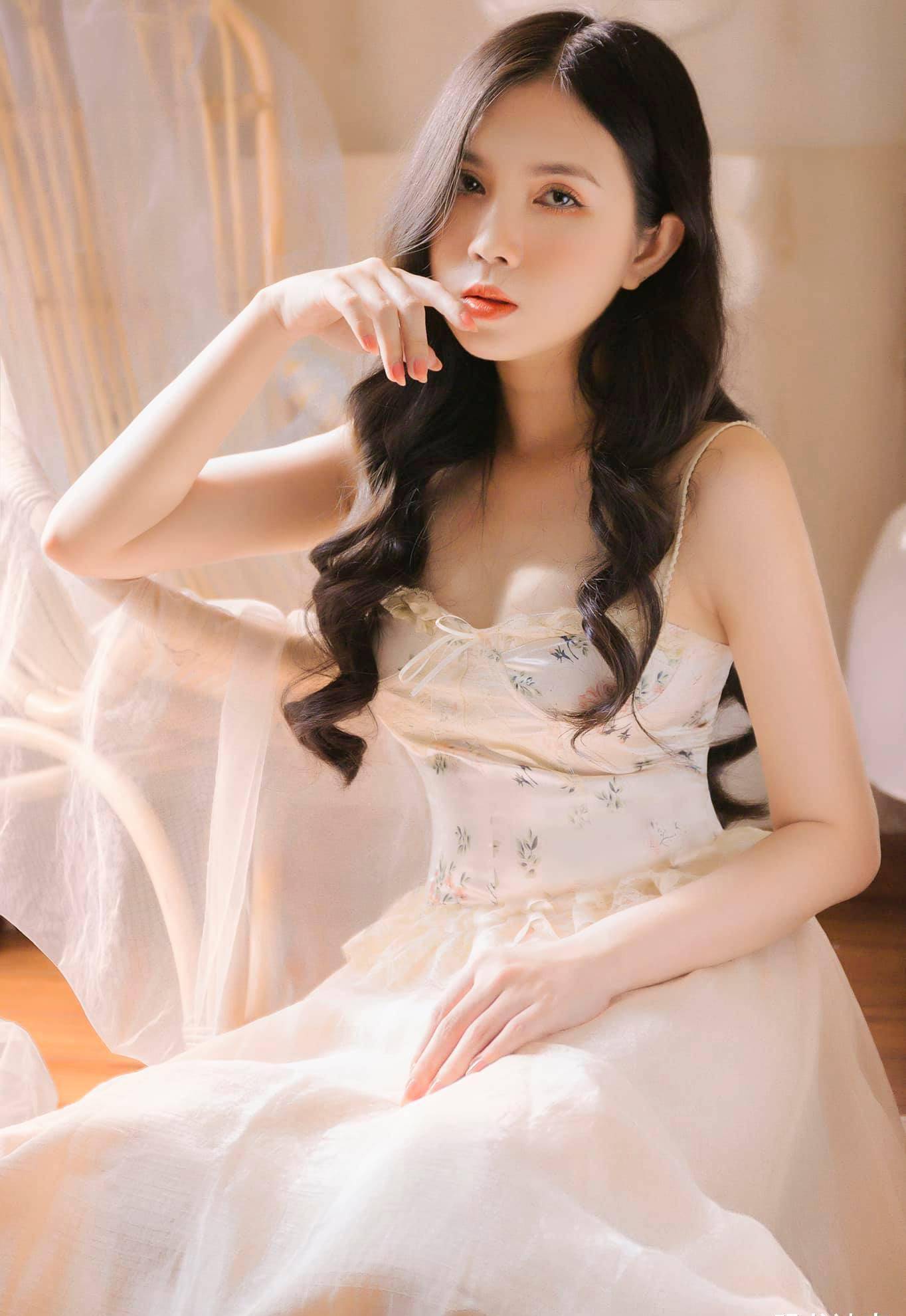 穿着礼服的美女小姐姐,只是静静地坐着,靠眼神就让人觉得很心动_女人