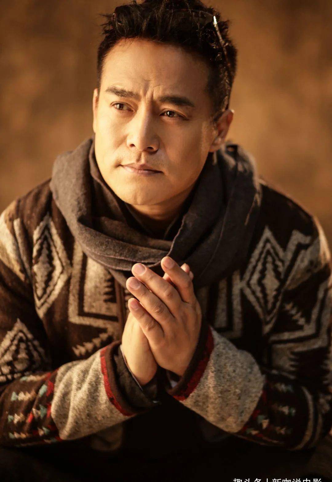 49岁"那图鲁"太接地气,回农村剥玉米有模有样,河南话张口就来_张永刚