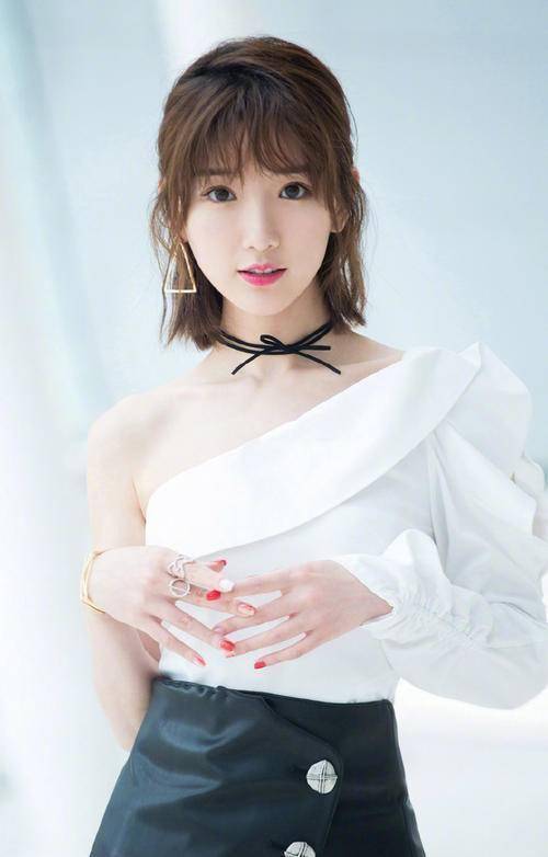 毛晓彤海边写真好美,穿红白色泳衣状态宛若少女,这笑容也太甜了_时尚