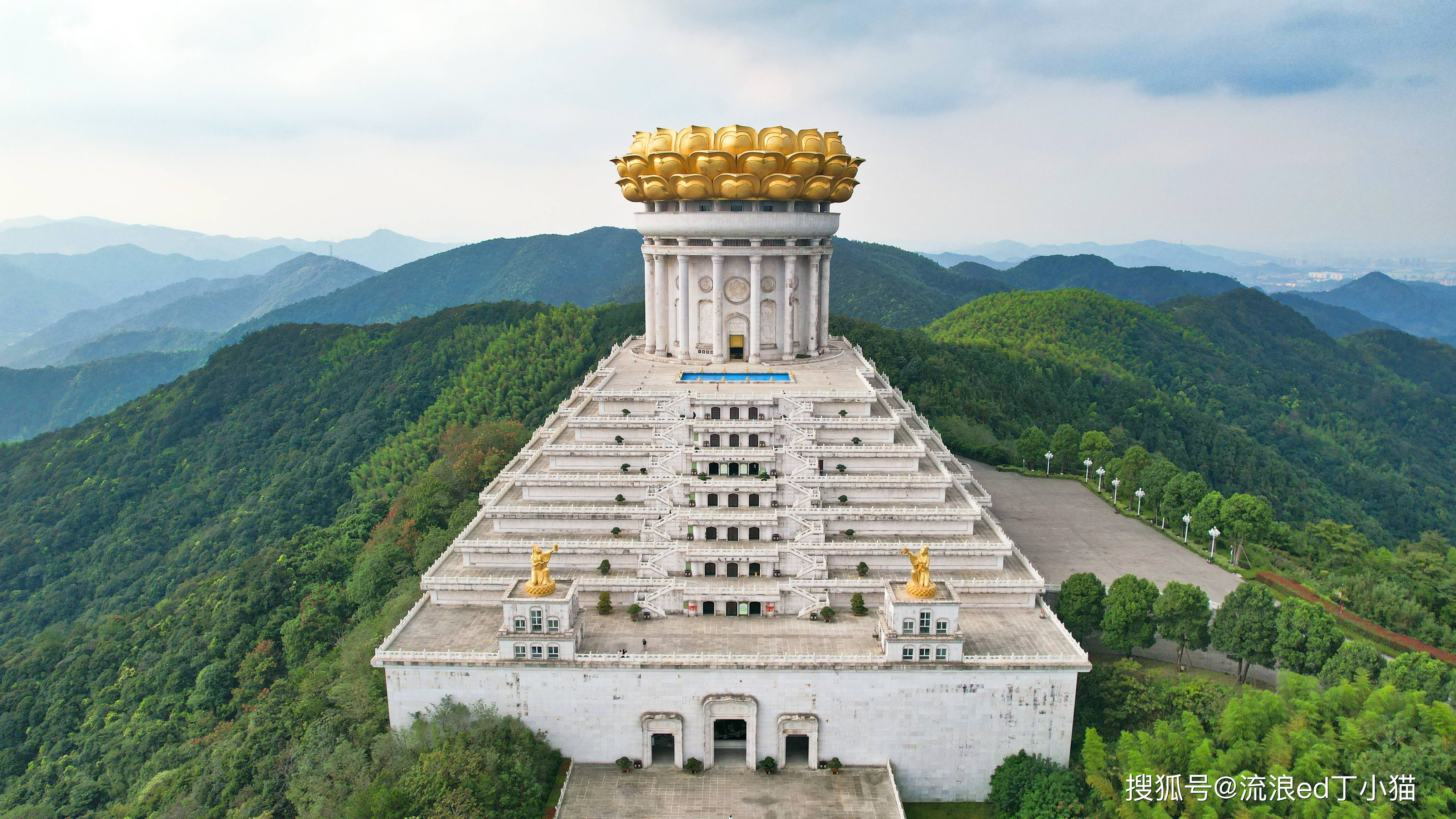 在朝圣龙华寺,叩拜兜率天宫之后,不妨走林园区的桂花林海,沐浴金秋