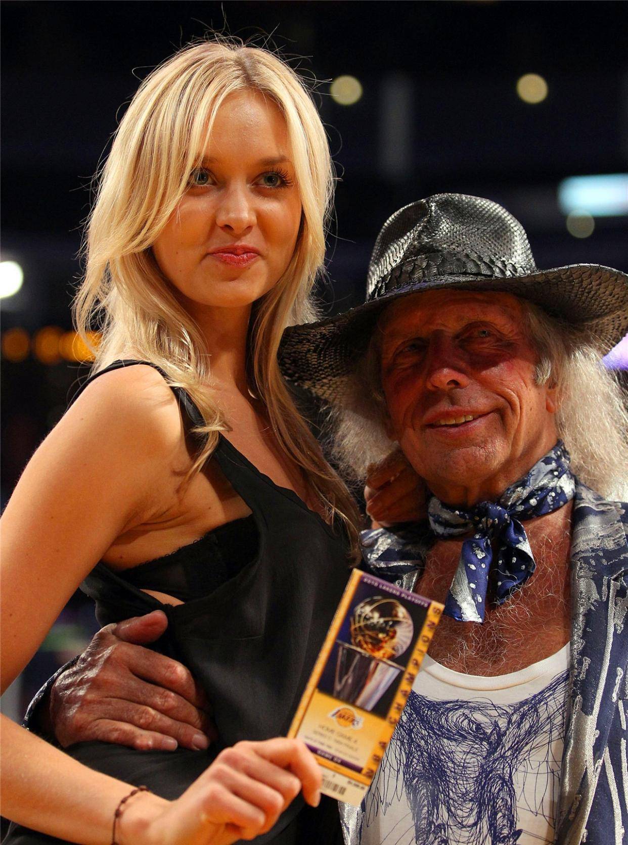 花3个亿,他的另一爱好让球迷垂涎三尺,女友作风大胆_美女_维克曼_派对