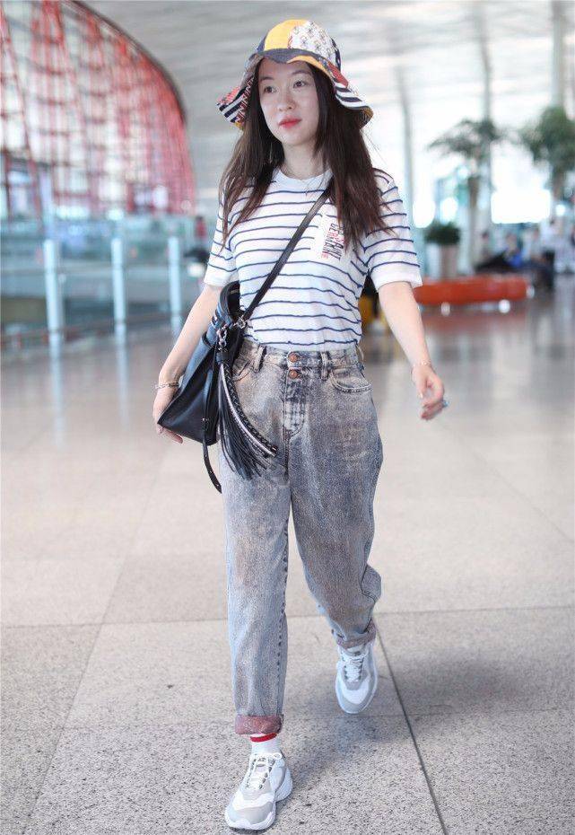 霍思燕穿套装裙显胖,踩人字拖走机场,看着腿短好矮啊!