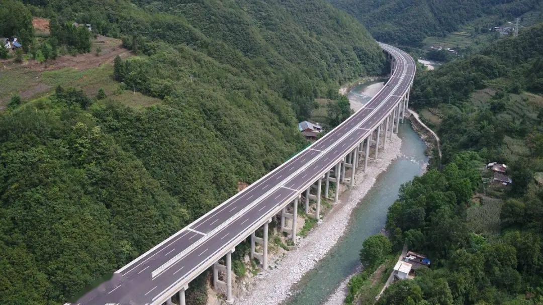 全长约90公里,东接兰海高速公路,西通绵九高速公路