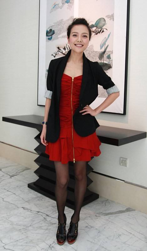 杨乐乐穿紧身裤秀身材,短发造型干净利落,真不像40多岁的人_垫肩_西装