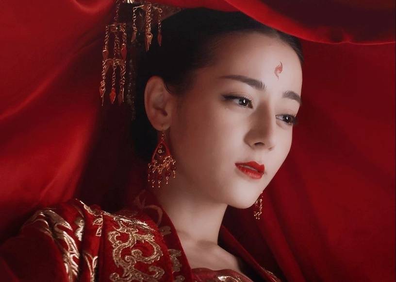 女星红色嫁衣古装!