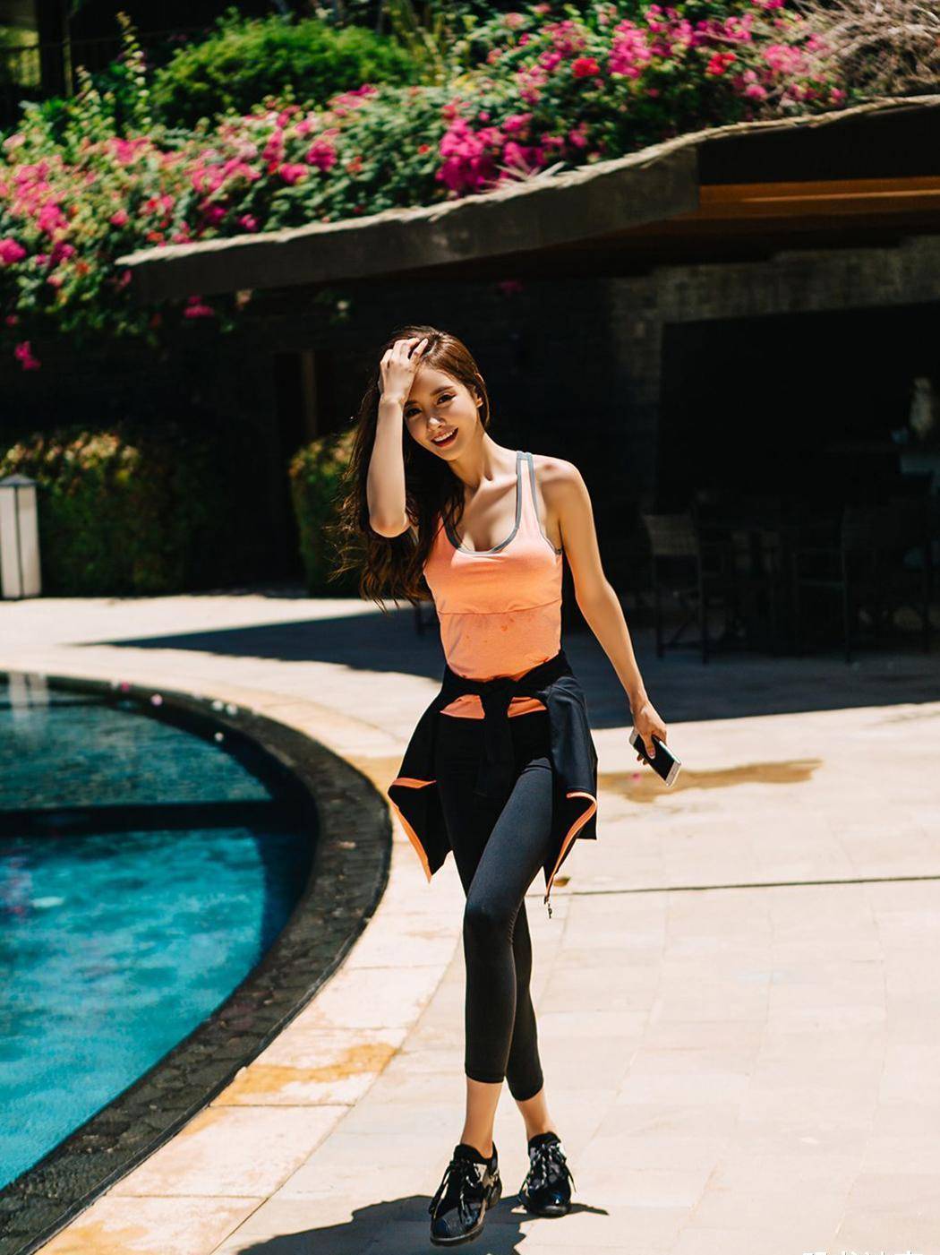 穿着运动装去海边玩耍的美女,虽然少了几分时尚,但看上去格外阳光