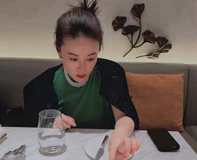 段奕宏老婆吃法餐,戴珍珠项链减肥,夫妻俩结婚11年没有孩子_王瑾_照片