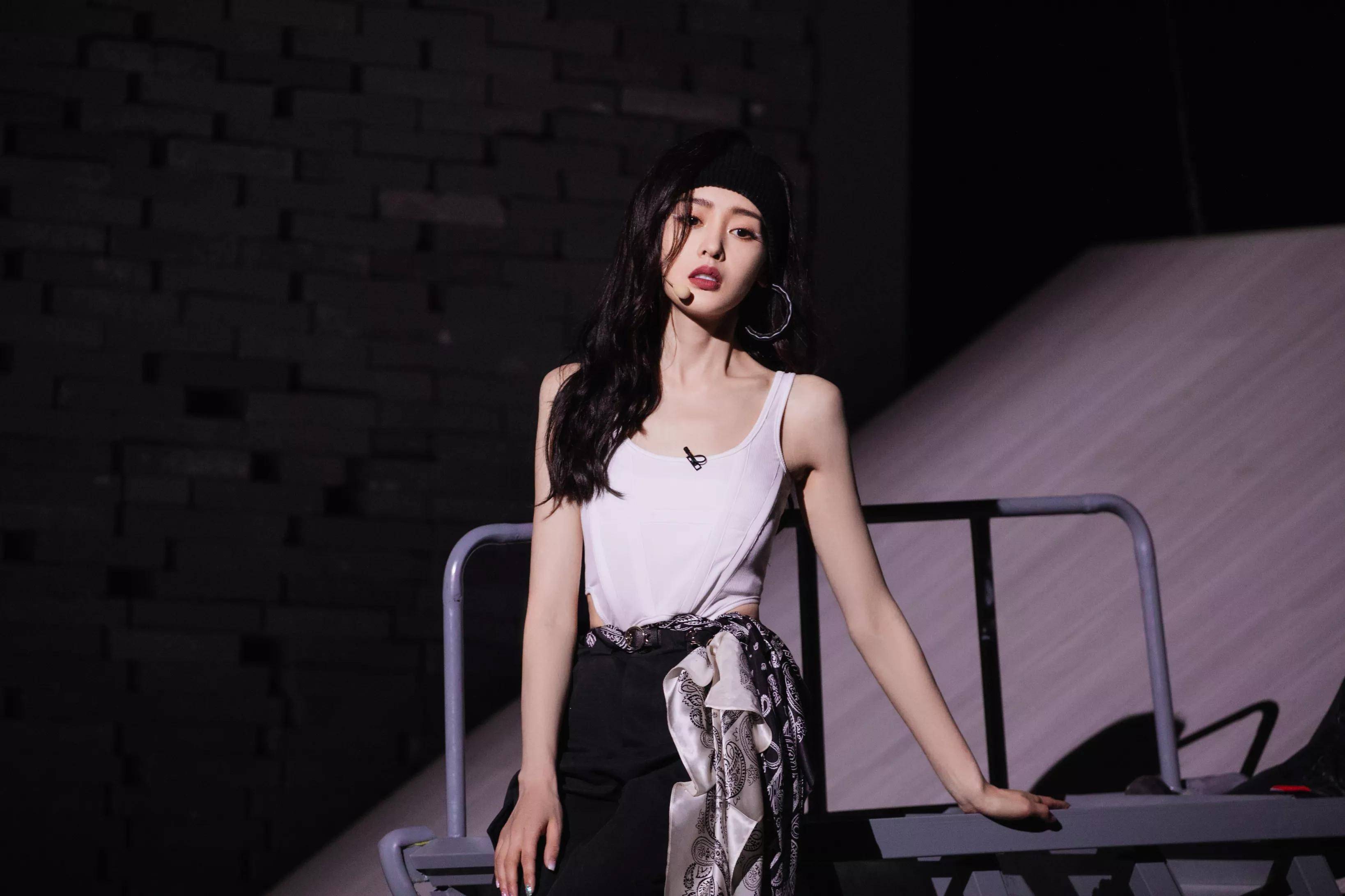 《乘风破浪》收官,浪姐张天爱发文晒十八宫格告别,感动_网络_图片