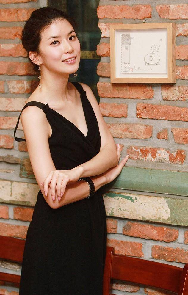 国外"刘诗诗"李宝英年轻时好美,穿黑裙真动人,配时尚也不俗气_连衣裙