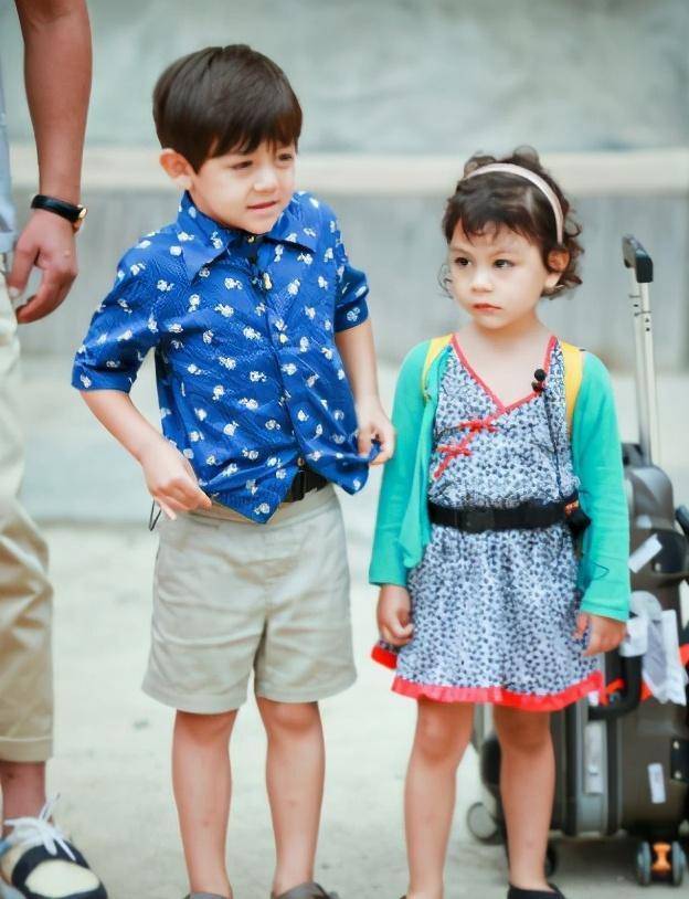 刘烨混血儿女近照曝光,诺一五官精致颜值高,霓娜近视眼龅牙抢镜_显得