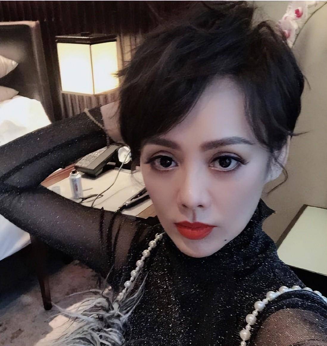 盘点:娱乐圈这6位不老女神的大明星,看看啥叫娱乐圈顶级身材_李小冉