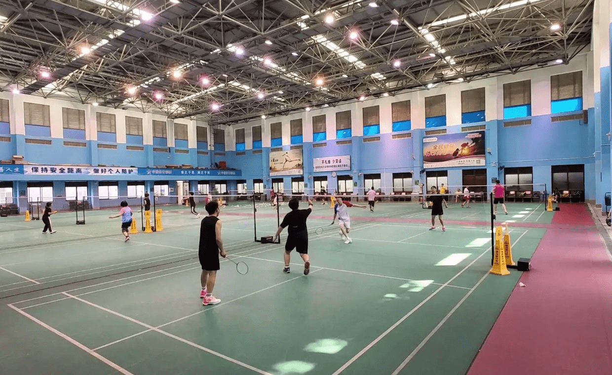 就好比东湖阳光羽毛球馆,就有不少的羽毛球爱好者相约而至,他们在室内